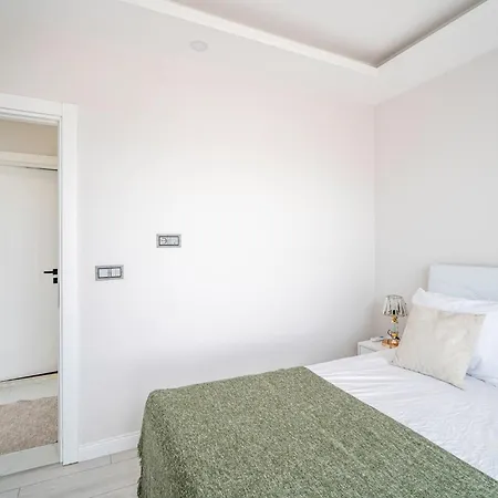 Apartment New Modern W Shared Pool In Aksu